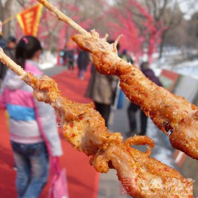 北京市食药监局检查庙会及周边餐饮食品安