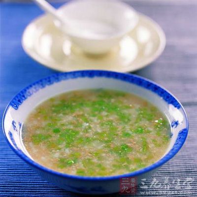 芹菜粥适用于高血压及冠心病等病患者食用