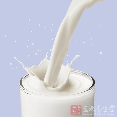 牛奶铁含量很低，而钙、磷含量较高，体内的铁质容易和牛奶中的钙、磷结合生成不溶性含铁化合物，使体内铁量更显不足