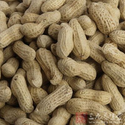 花生含油脂高达50℃%左右,热量是589卡/100克 花生含油脂高达50℃%左右,热量是589卡/100克