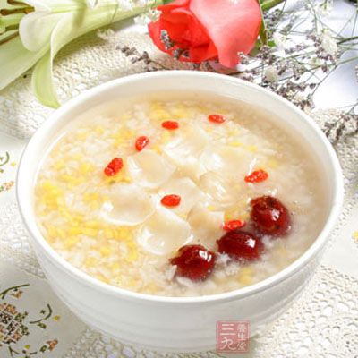 对于喉咙不适、发言疼痛的人，温热的粥汁能滋润喉咙
