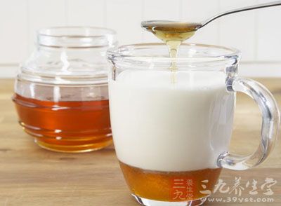 睡前一杯蜂蜜牛奶。睡觉之前热杯牛奶