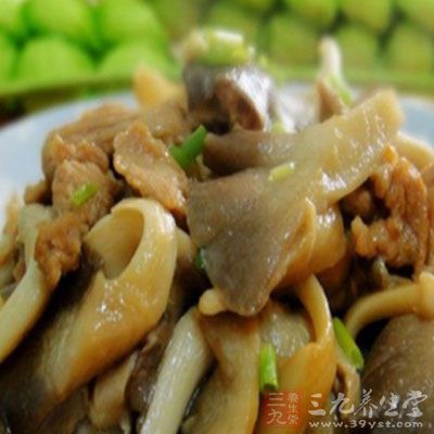 小鸡炖蘑菇是一道东北名菜 小鸡炖蘑菇是一道东北名菜