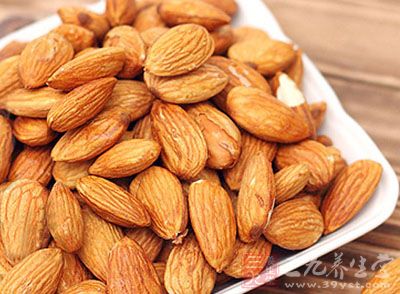 仅仅几小把富含丰富的维生素的杏仁就可以帮助你排出多余的脂肪