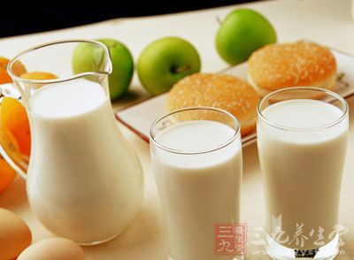 牛奶中的乳糖是导致喝牛奶腹泻的元凶”。