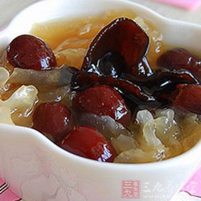 猪瘦肉250克，人参5克，淮山药50克，红枣20克