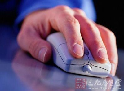 经常面对电脑工作的白领，除了眼睛视力会下降外，“鼠标手”现象如今也引起了人们的重视