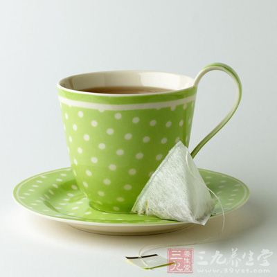 女人是一定要喝茶的，如果胃没有毛病，绿茶和乌龙茶最好