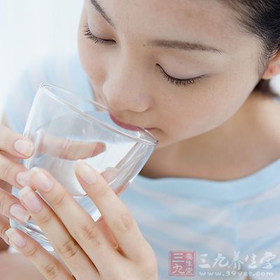 多喝水就能促进肝肾的代谢