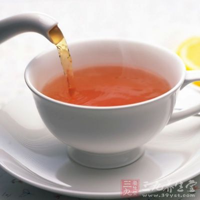 茶中含有大量的食物纤维，而食物纤维不能被消化，停留在腹中的时间长了，就会有饱饱的感觉