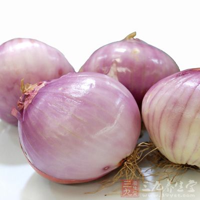 洋葱里的硫化合物是强有力的抗菌成分,能杀死包括造成我们蛀牙的变形链球菌 洋葱里的硫化合物是强有力的抗菌成分,能杀死包括造成我们蛀牙的变形链球菌