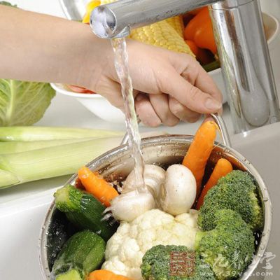 用自来水浸泡或冲洗可以去掉部分农残，但不要泡太久，以10分钟为宜