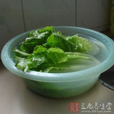 生活中人们常见的淘米水其实就是弱碱性水，对清洗农残有帮助