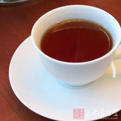 泡一杯红茶，往里放些冰块，就成为一杯清爽的抗过敏药剂