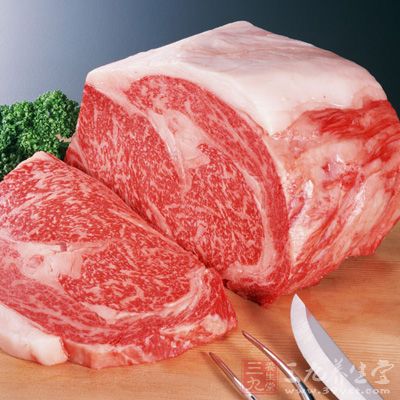 碱性结石适宜食物：猪瘦肉、牡蛎、干贝、鸡肉、蛋类等