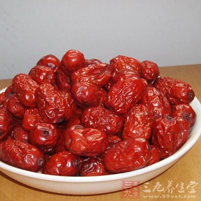 红枣是女性必吃的食物。红枣可以改善女性的气色,帮助女性益气补血 红枣是女性必吃的食物。红枣可以改善女性的气色,帮助女性益气补血