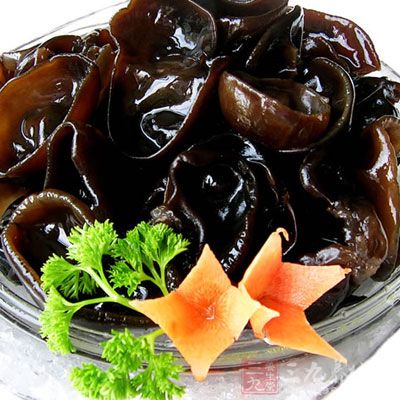 黑木耳所含胶质具有极强的吸附作用,可以把残留在人体消化系统内的杂质 黑木耳所含胶质具有极强的吸附作用,可以把残留在人体消化系统内的杂质