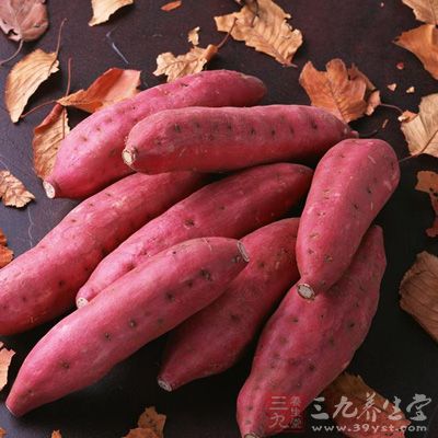 红薯含有大量黏蛋白,能够防止肝脏和肾脏结缔组织萎缩,提高机体免疫力 红薯含有大量黏蛋白,能够防止肝脏和肾脏结缔组织萎缩,提高机体免疫力