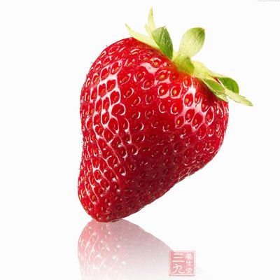 草莓中所含有的鞣花酸能保护人体组织不受致癌物质的伤害，且有一定的抑制恶性肿瘤细胞生长的作用