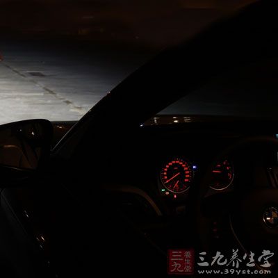 在不影响交通的情况下，以略低于正常速度行驶可减轻精神压力，降低疲劳