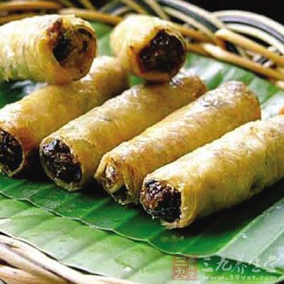 吃春饼时,每人面前好放一只干净的平碟子,双手戴上卫生透明手套 吃春饼时,每人面前好放一只干净的平碟子,双手戴上卫生透明手套