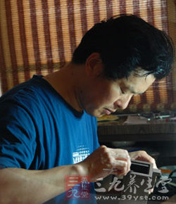 1959年10月生于江苏省陶都宜兴市丁蜀镇,郑州大学毕业 1959年10月生于江苏省陶都宜兴市丁蜀镇,郑州大学毕业