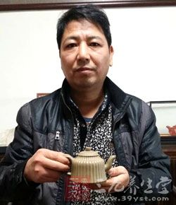 狄新陶,男,1963年生,2012年国工,师从研高、筋纹器名家沈建强 狄新陶,男,1963年生,2012年国工,师从研高、筋纹器名家沈建强