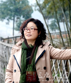 周伯娟,实力派国家级工艺美术师,江苏省陶瓷专业委员会委员 周伯娟,实力派国家级工艺美术师,江苏省陶瓷专业委员会委员