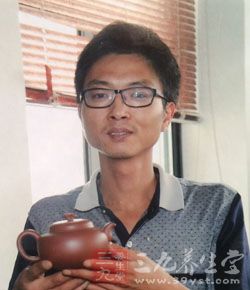 陈宗宝,1979年出生于宜兴紫砂世家 陈宗宝,1979年出生于宜兴紫砂世家