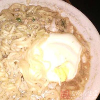 方便面 1包 鸡蛋 1枚 白菜 2片 油 适量 盐 适量