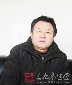 何道洪,中国陶瓷艺术大师,宜兴蜀山人,生于1943年 何道洪,中国陶瓷艺术大师,宜兴蜀山人,生于1943年