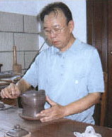 1945年生于江苏宜兴，高级工艺美术师(江苏省轻工厅评定)