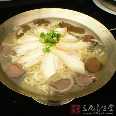 酸菜白肉血肠满族传统食品，旧时亦为祭品