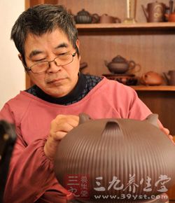 沈建强,男,生于1957年,汉族,江苏省宜兴人,紫砂艺术家 沈建强,男,生于1957年,汉族,江苏省宜兴人,紫砂艺术家