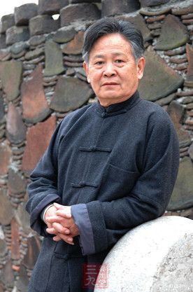 徐秀棠，1937年出生于江苏宜兴蜀山紫砂世家，中国工艺美术大师