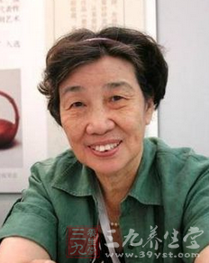 周桂珍,女,1943年生于宜兴丁蜀镇,中国工艺美术大师,中国陶瓷艺术大师,中国工艺美术学会会员 周桂珍,女,1943年生于宜兴丁蜀镇,中国工艺美术大师,中国陶瓷艺术大师,中国工艺美术学会会员