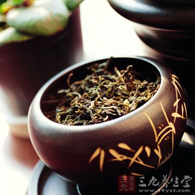 将残茶叶浸入水中数天后，浇在植物根部，可促进植物生长