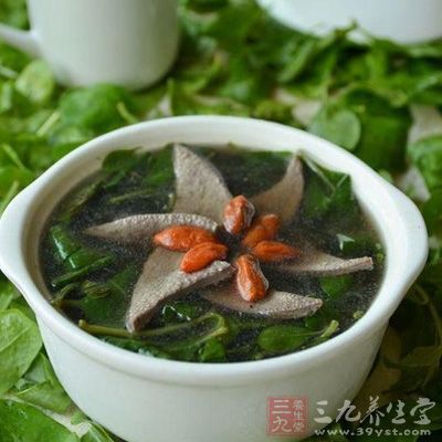 材料:枸杞子50克,猪肝400克,生姜2片,盐少许 材料:枸杞子50克,猪肝400克,生姜2片,盐少许