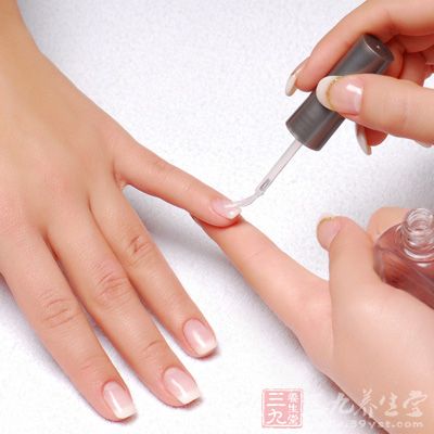 粉饰指甲影响健康判断