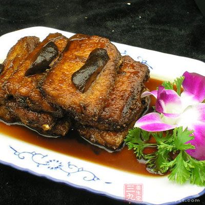 家常焖带鱼适用于脘腹隐痛，白发病，或毛发脱落等