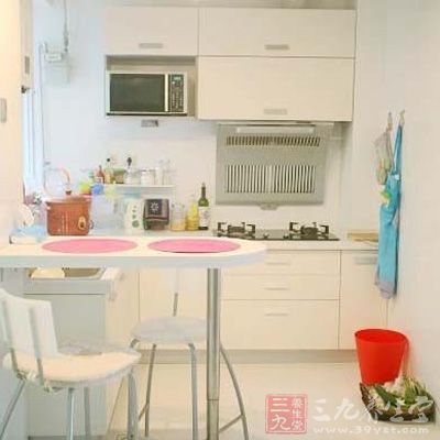 确保厨房地板不要太光滑。购置低台面的案板,方便病人操作 确保厨房地板不要太光滑。购置低台面的案板,方便病人操作