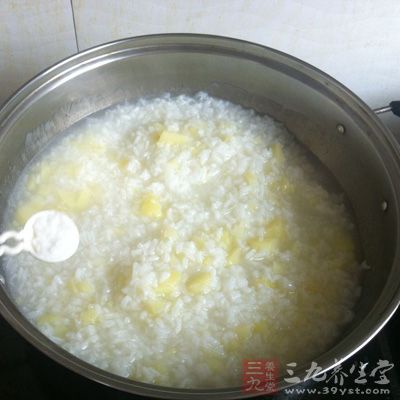 土豆粥具有益气健脾,解毒通便的功效。每天1碗,连续坚持3~5天,能有效排毒治便秘 土豆粥具有益气健脾,解毒通便的功效。每天1碗,连续坚持3~5天,能有效排毒治便秘