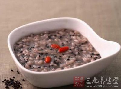 在日常饮食中常喝芝麻粥,既能达到排毒美容的功效,还能起到瘦身减肥的作用 在日常饮食中常喝芝麻粥,既能达到排毒美容的功效,还能起到瘦身减肥的作用