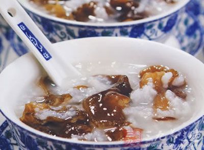 猪肾苡仁山药粥具有补肾健脾，祛淤化斑的功效