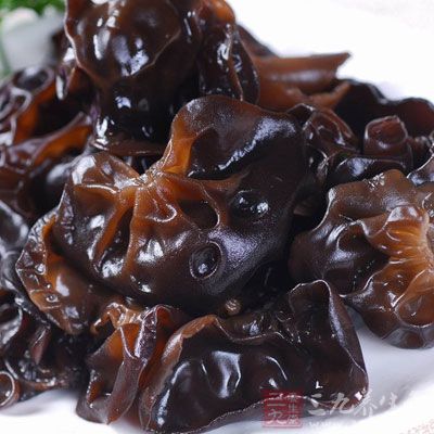 木耳因生长在潮湿阴凉的环境中，中医学认为它具有补气活血、凉血滋润的作用