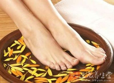 艾叶水泡脚去黑眼圈