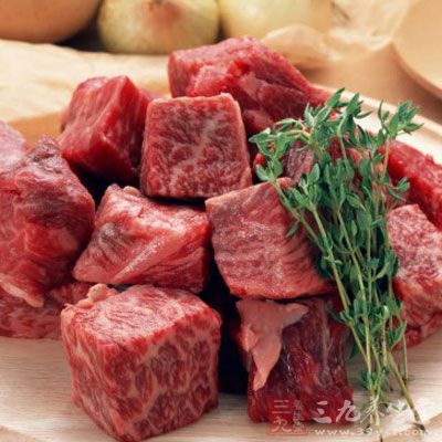 富含饱和脂肪的全脂牛奶、红肉、棕榈油和椰子油等食物应少摄入