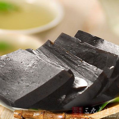 服用时将阿胶羹一匙放入碗中加入开水后,连吃带喝,口味又香又甜 服用时将阿胶羹一匙放入碗中加入开水后,连吃带喝,口味又香又甜