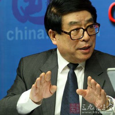 “我平日就喜欢研究吃,吃得健康能帮助我们改变亚健康状态。”张大宁对养生法有自己独到的研究 “我平日就喜欢研究吃,吃得健康能帮助我们改变亚健康状态。”张大宁对养生法有自己独到的研究