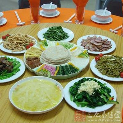 这种吃春盘春饼之俗，传向民间，更以食饼制菜并相互馈赠为乐